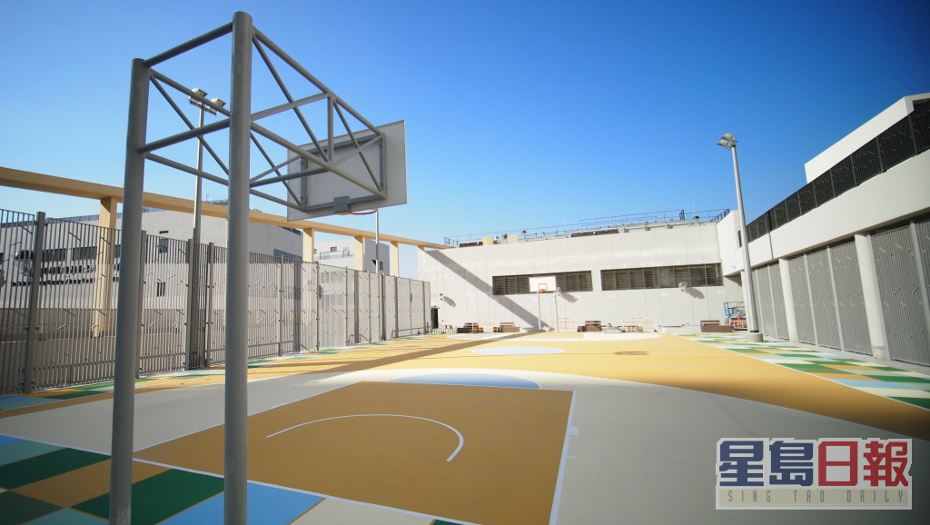 位于皇后山公共交通总站顶部平台上的篮球场。