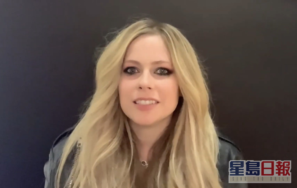 Avril 之前仲拍片为巡唱宣传。