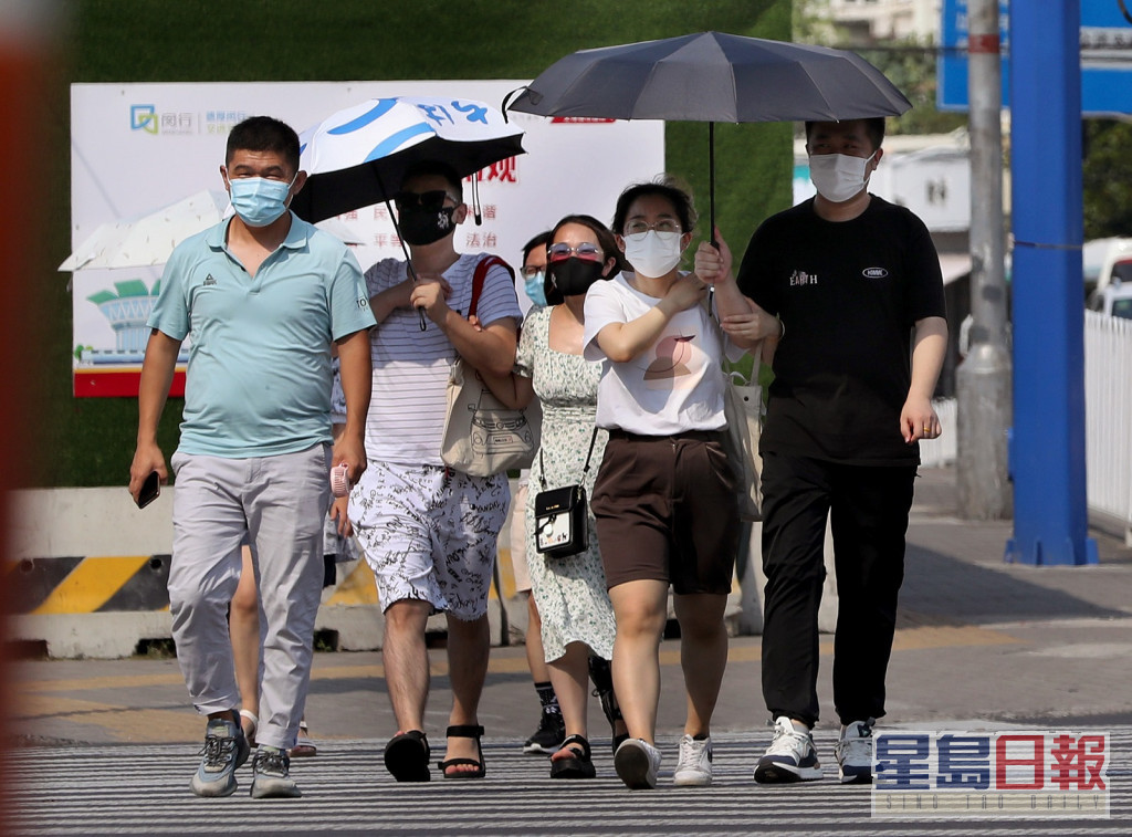 上海发出今年首个高温红色预警。新华社图片