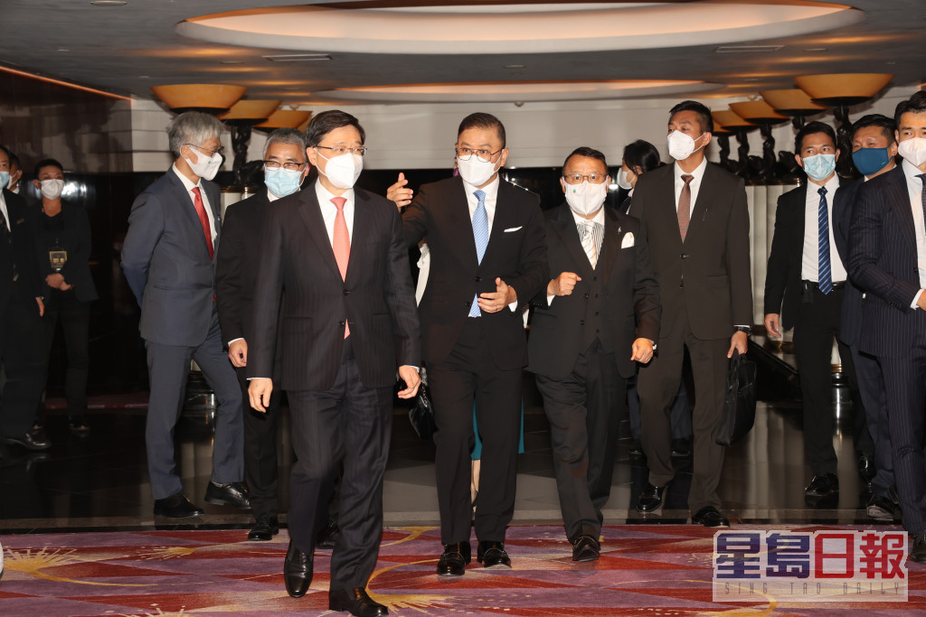 左起：TVB總經理（節目內容營運）曾志偉、電視廣播有限公司主席許濤、行政長官李家超、董事局成員黎瑞剛、總經理（商務營運）蕭世和。