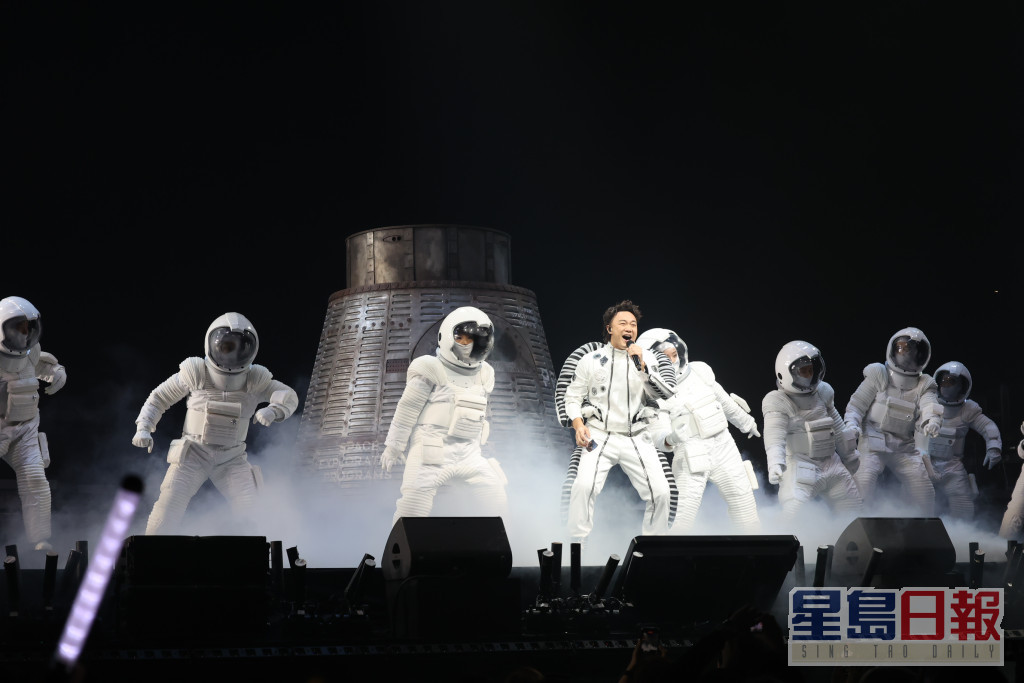陈奕迅一身太空人装现身。