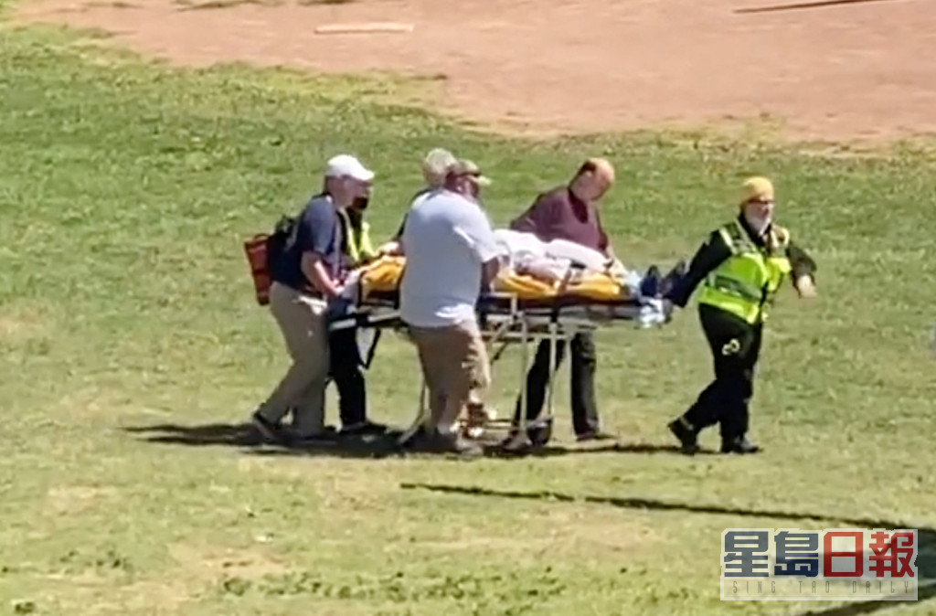 拉什迪身中多刀，事发后由直升机送往医院急救。路透社