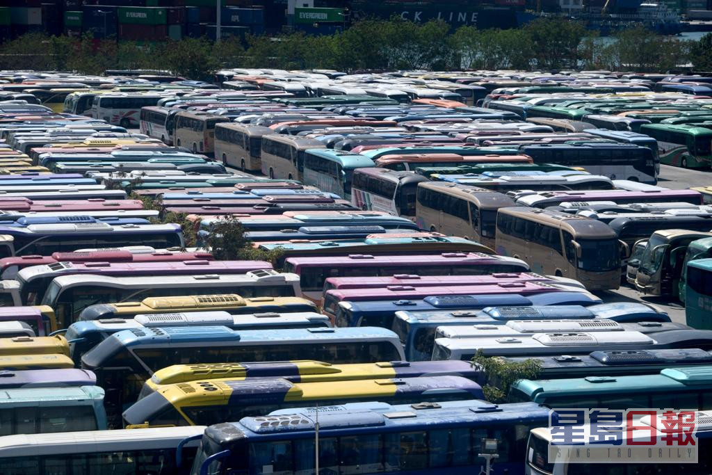 葵涌貨櫃碼頭停泊約800輛旅遊巴，猶如「旅遊巴墳場」。