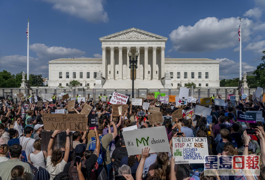 最高法院外有支持及反墮胎人士分別集會。AP