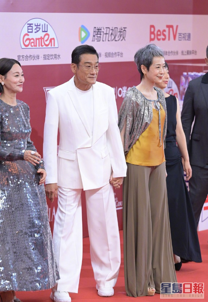 （左起）惠英红、梁家辉、叶童等代表电影《我爱你！》出席。