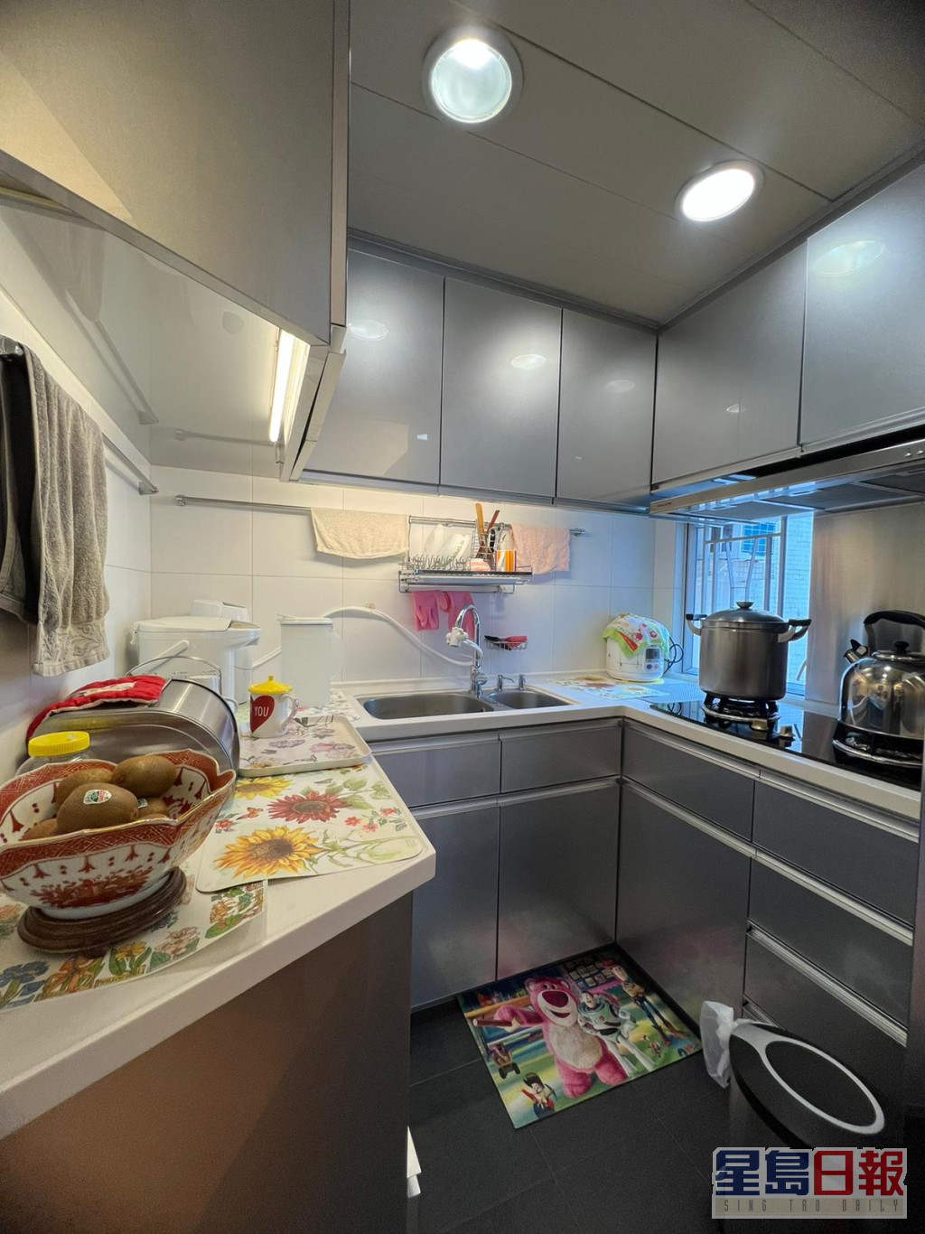 厨房的洗涤、备餐及烹调空间分布有置。