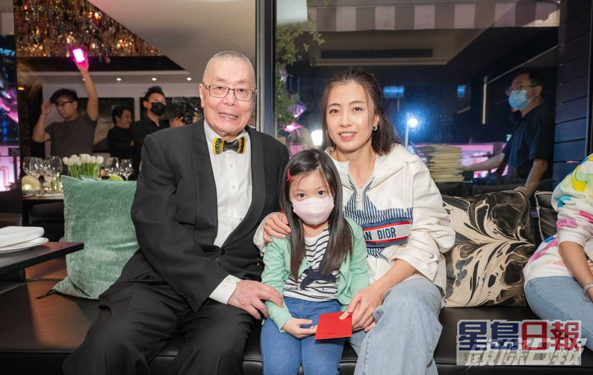 去年刘诗昆为女儿大搞1岁生日，甘比都有带囡囡出席。