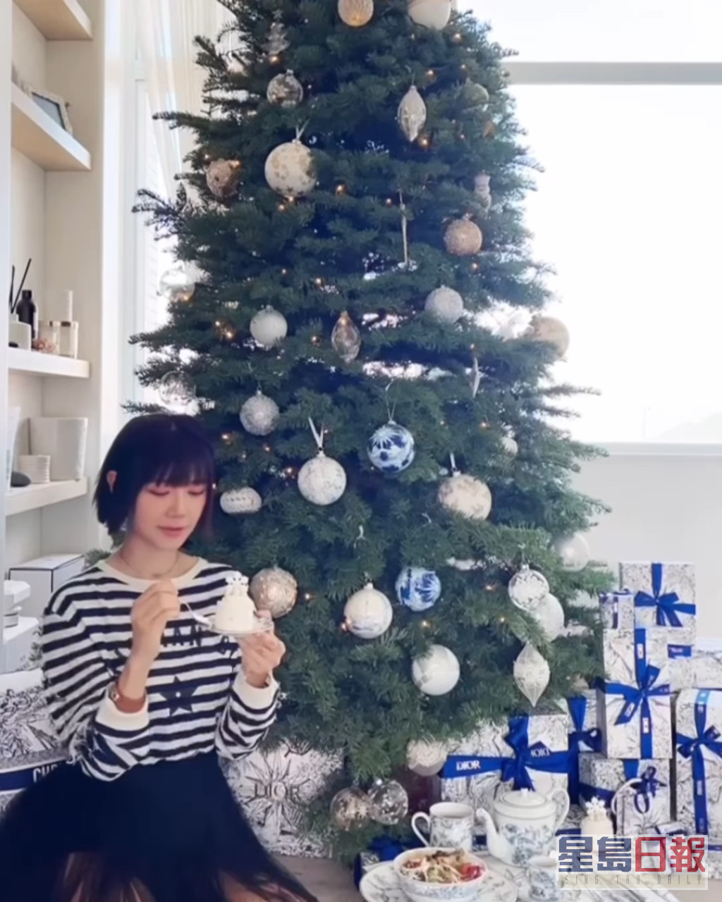 今日倪晨曦贴出家中圣诞树的影片，下面放满Dior的纸盒！