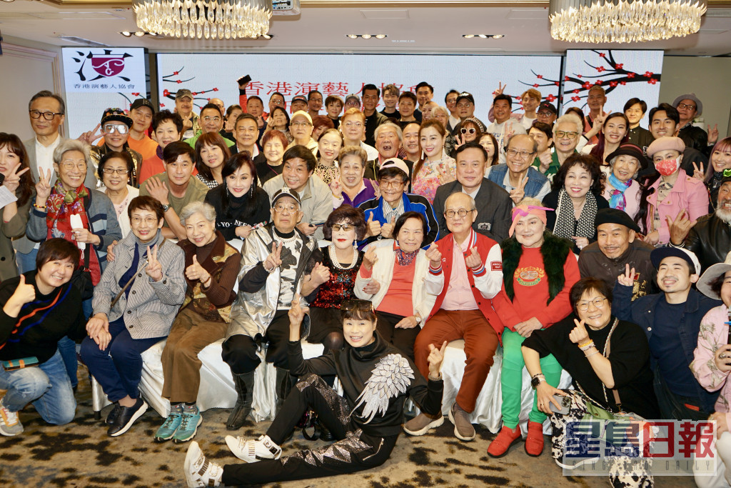 香港演艺人协会今年举办春茗茶会，过百艺人出席，场面墟冚。