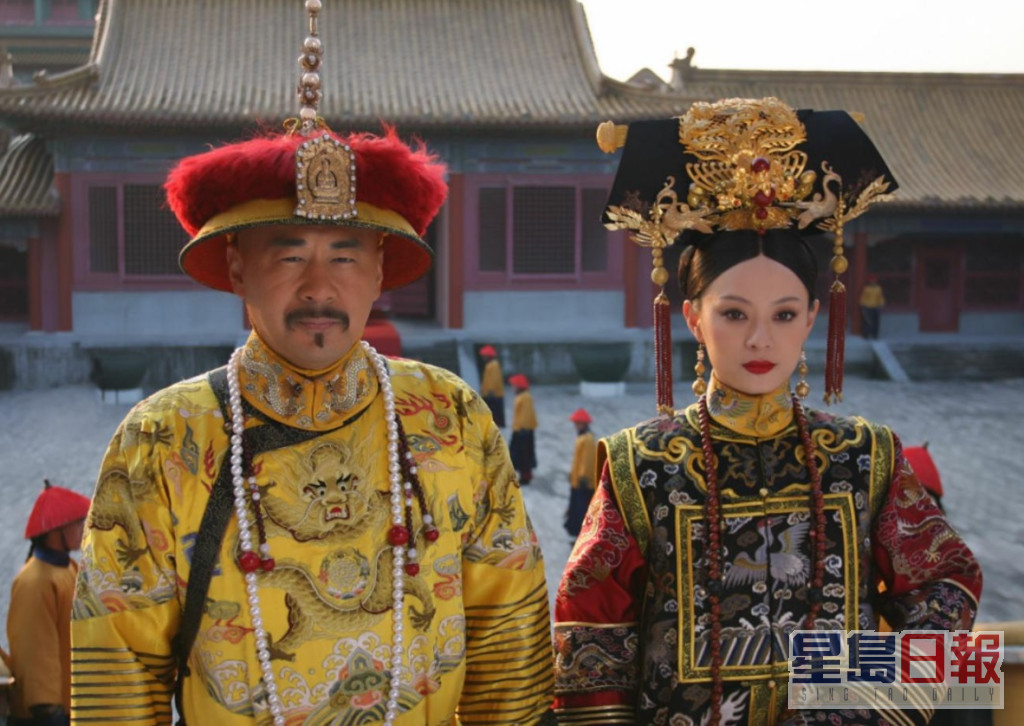《甄嬛传》由孙俪主演，雍正则由陈建斌演出。