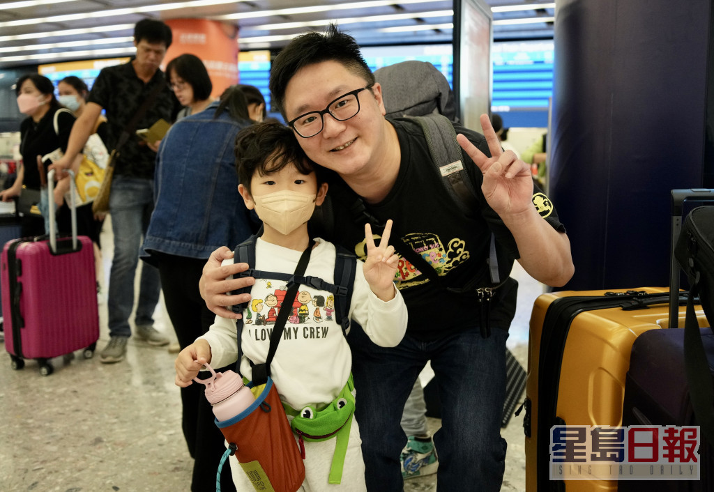 市民方先生（右）带小朋友坐高铁到深圳。苏正谦摄