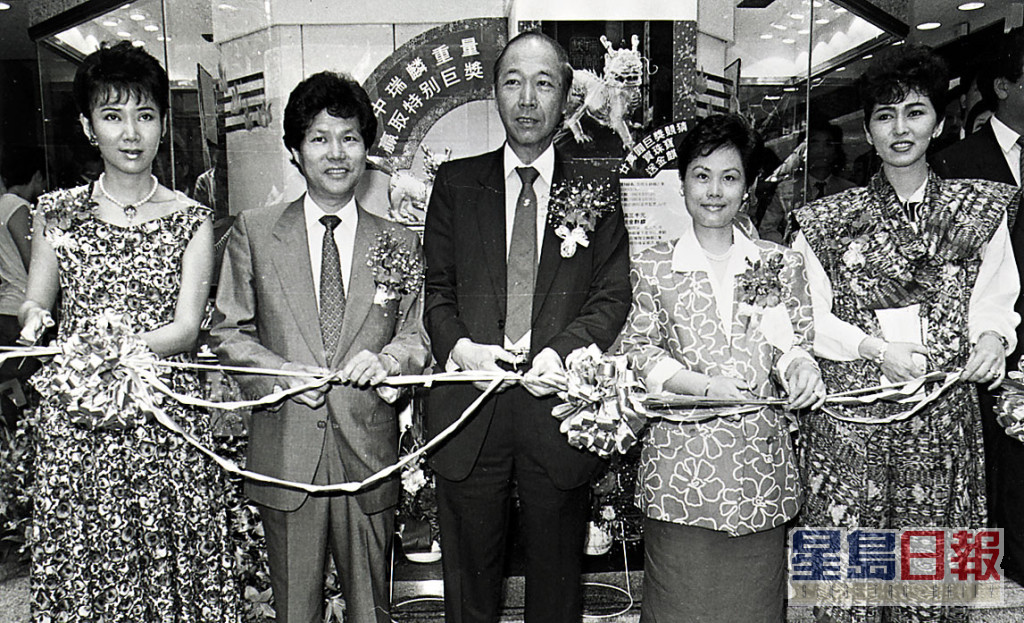 张玛莉（右一）与1973年港姐冠军孙泳恩（左一）在80年代曾一同为珠宝店剪彩。