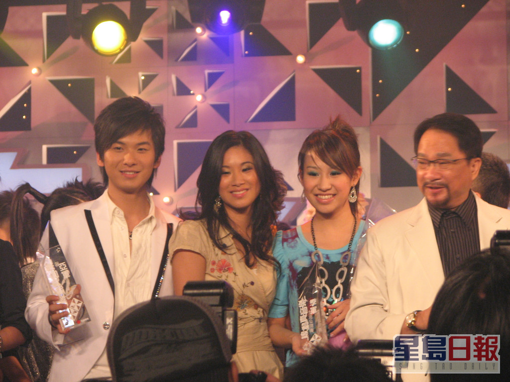 2007年，当时21岁的周吉佩参加有线电视《线动真音乐全港歌唱大赛》取得亚军而入行，随后获骄阳星艺馆签约成为歌手。