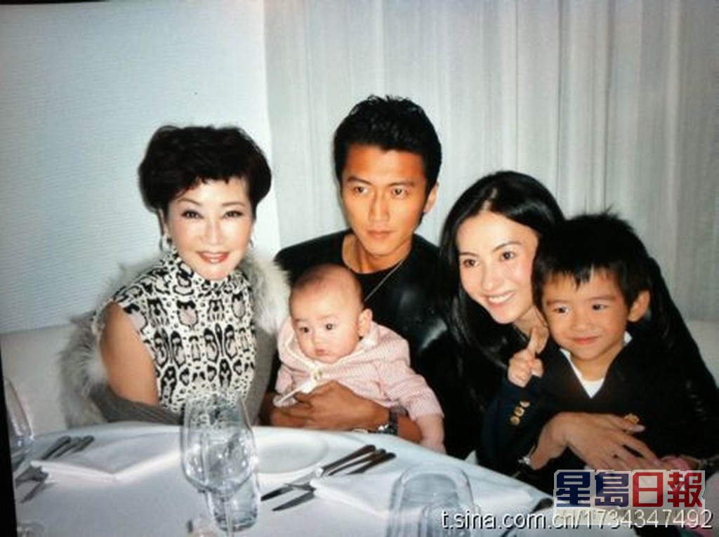 2010年，张栢芝为谢霆锋诞下二仔谢振南Quintus（左二）。