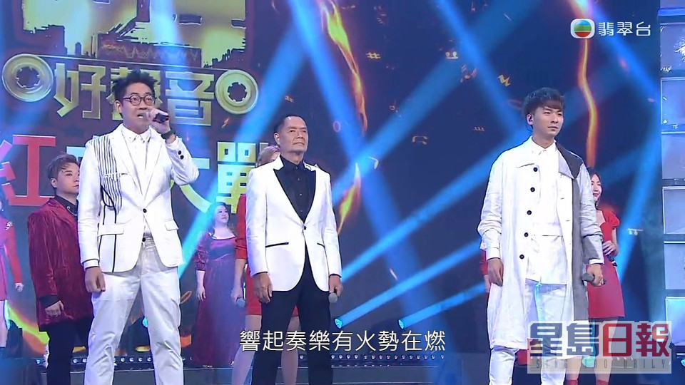 九男九女选手一起跳唱主题曲《我们的名字》为节目展开序幕。