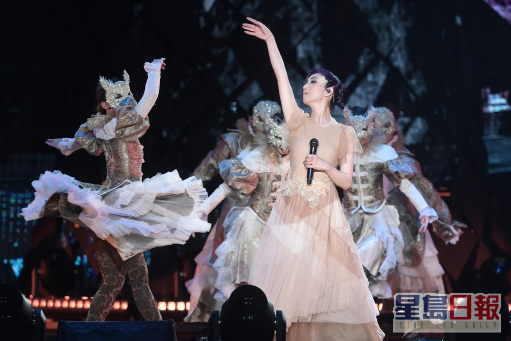 杨千嬅世界巡回演唱会《MY TREE OF LIVE》的首站昨晚在广州海心沙亚运公园展开。