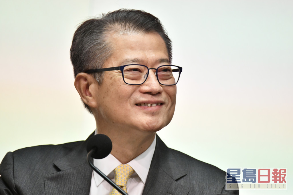 陈茂波续指，政府在4月开始发放消费券的同时，并将一并开展「开心香港」一系列活动。（卢江球摄）