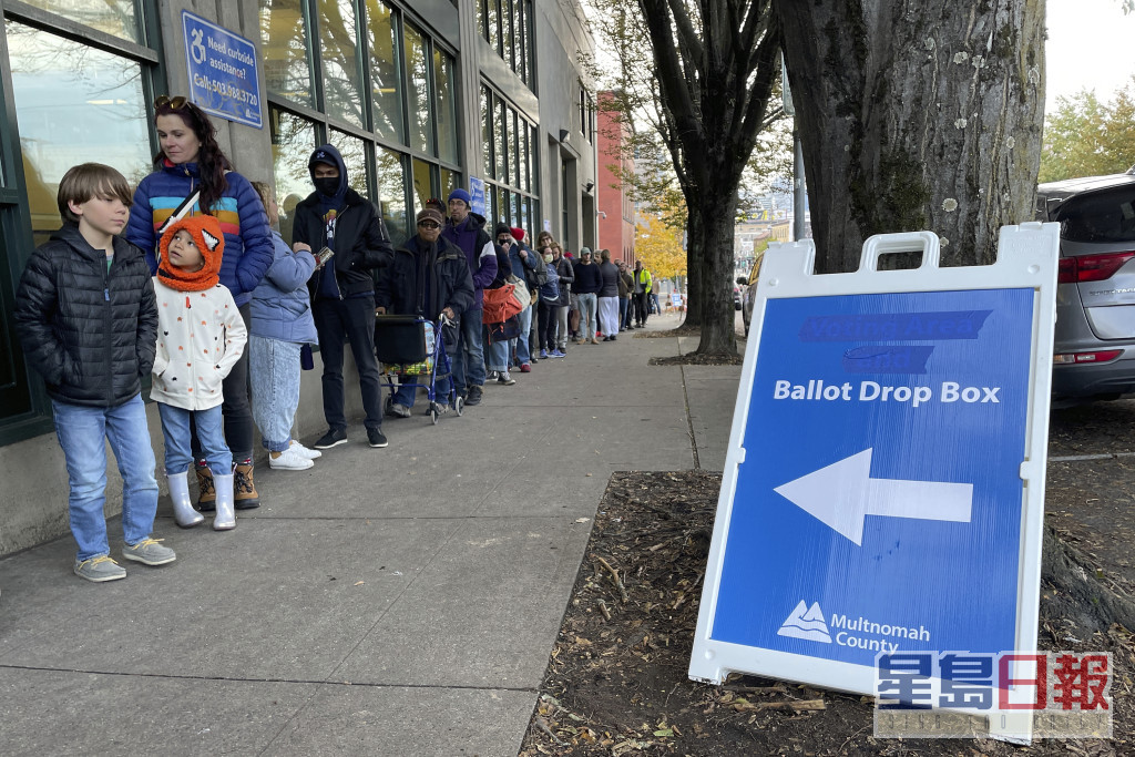 美國中期選舉，民眾排隊投票。 AP圖
