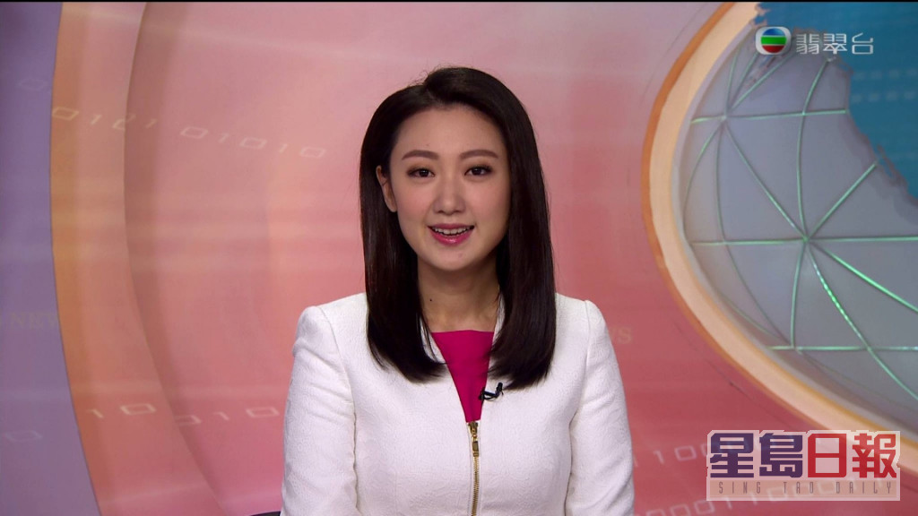 金盈毕业于香港珠海学院新闻及传播学系，曾于多间新闻媒体任职记者及主播。