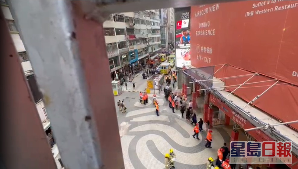市民在平台等候救援，消防员用云梯接载离开。片段截图