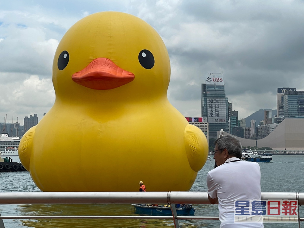 在海滨长廊做运动的郑先生形容「两只（鸭）好过一只」。萧博禧摄
