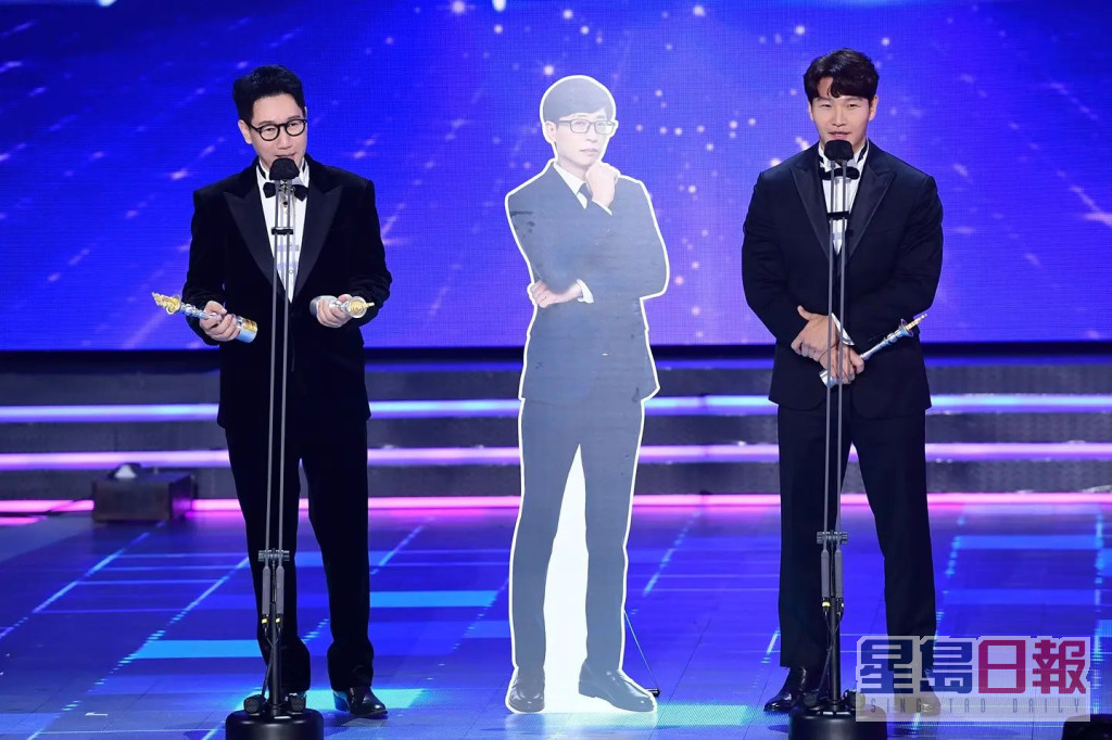 金钟国（右）及池锡辰同获年度综艺奖。