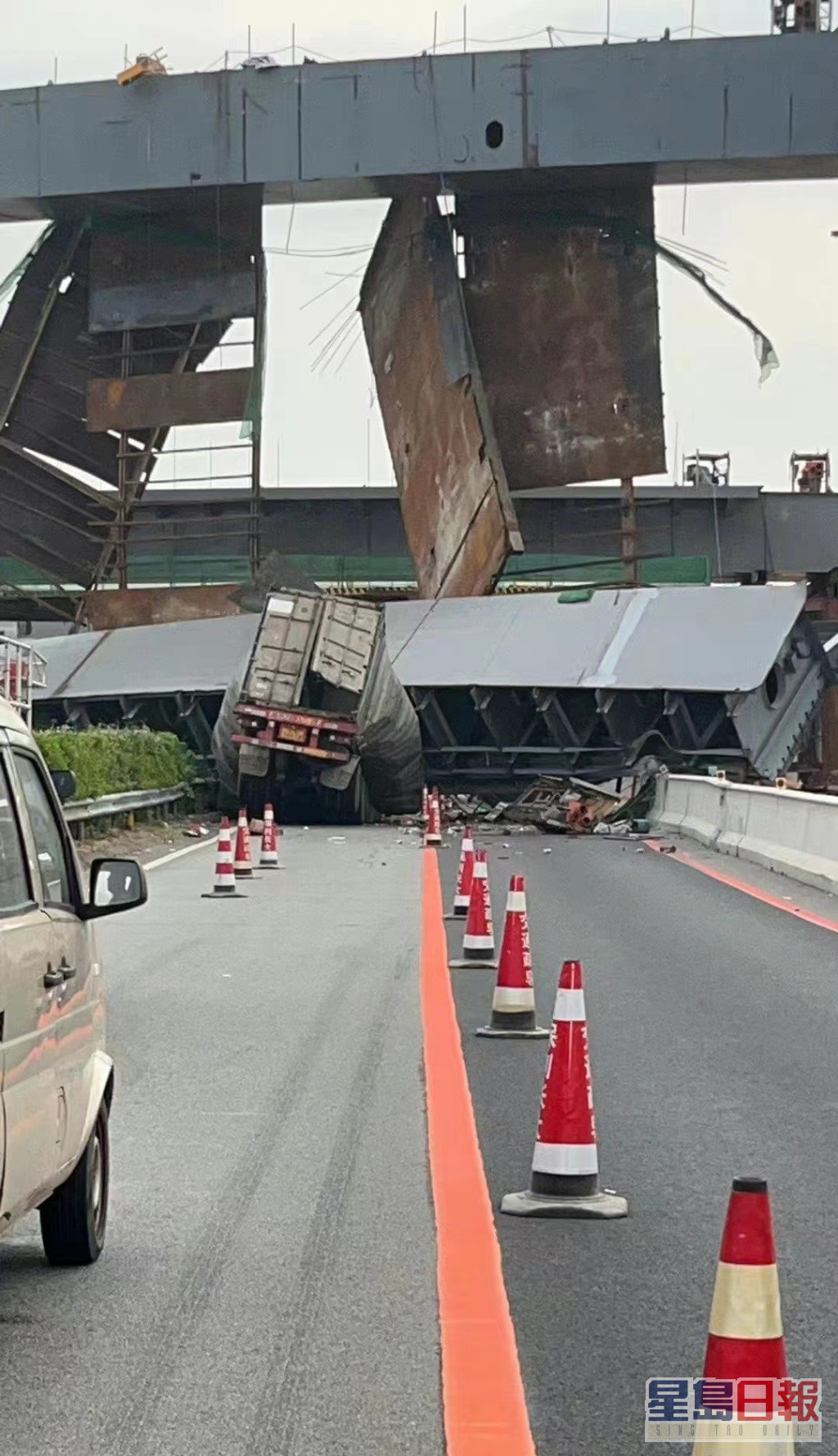 大桥倒塌有货车被压住。网上图片