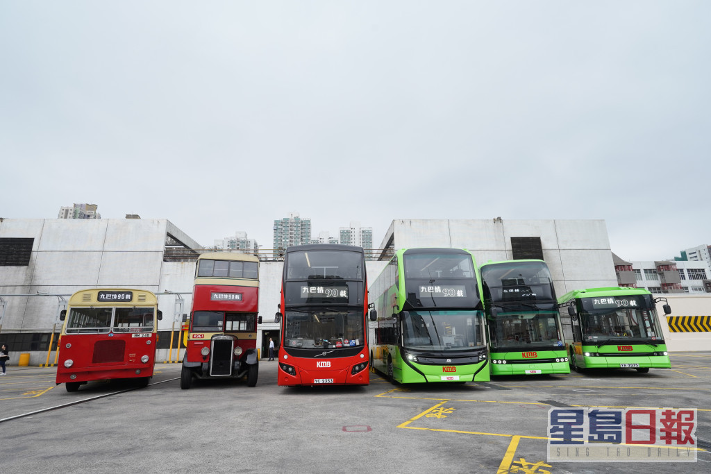 九巴在嘉年华会展出多辆古典巴士及新型巴士。何建勇摄