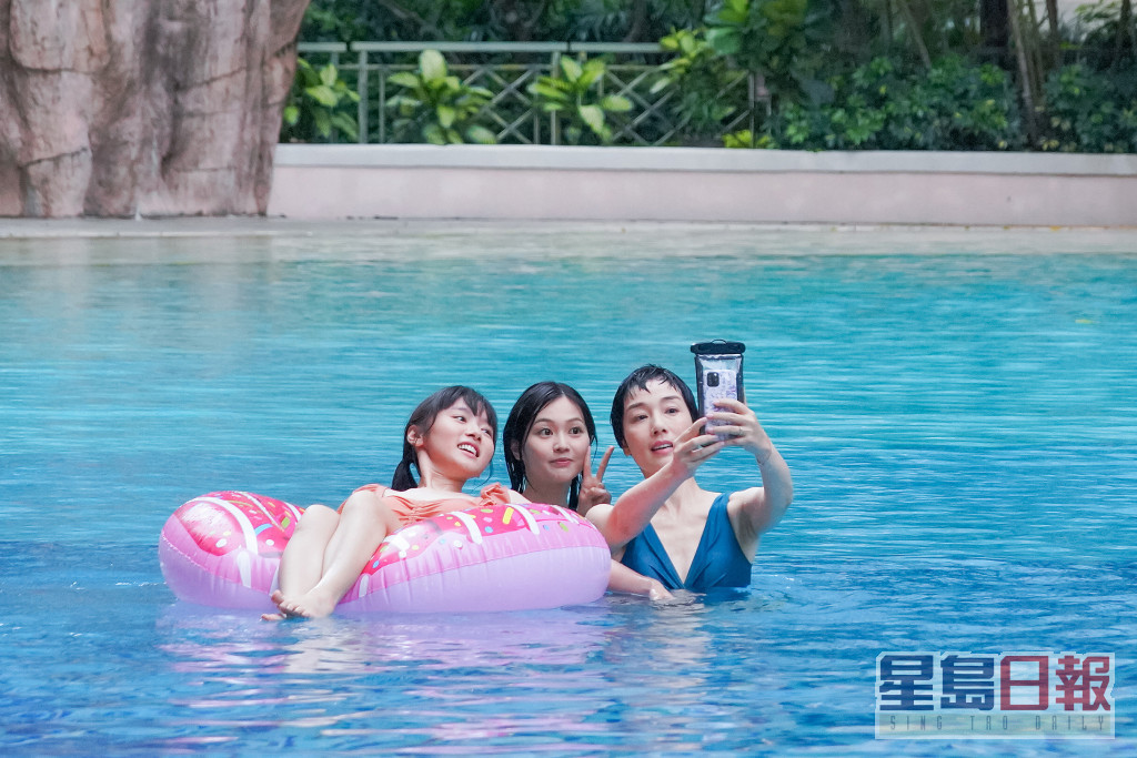 （右起）江美仪、郭柏妍、罗毓仪首集就泳衣上阵。