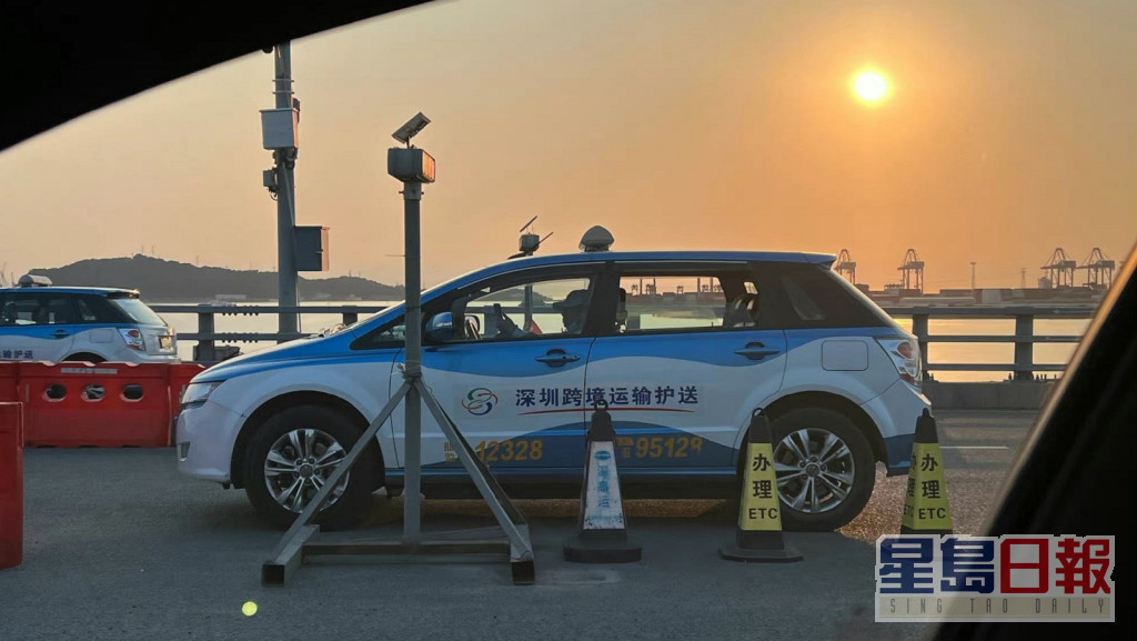 深圳派出的士車隊沿途監控貨車司機。網上圖片