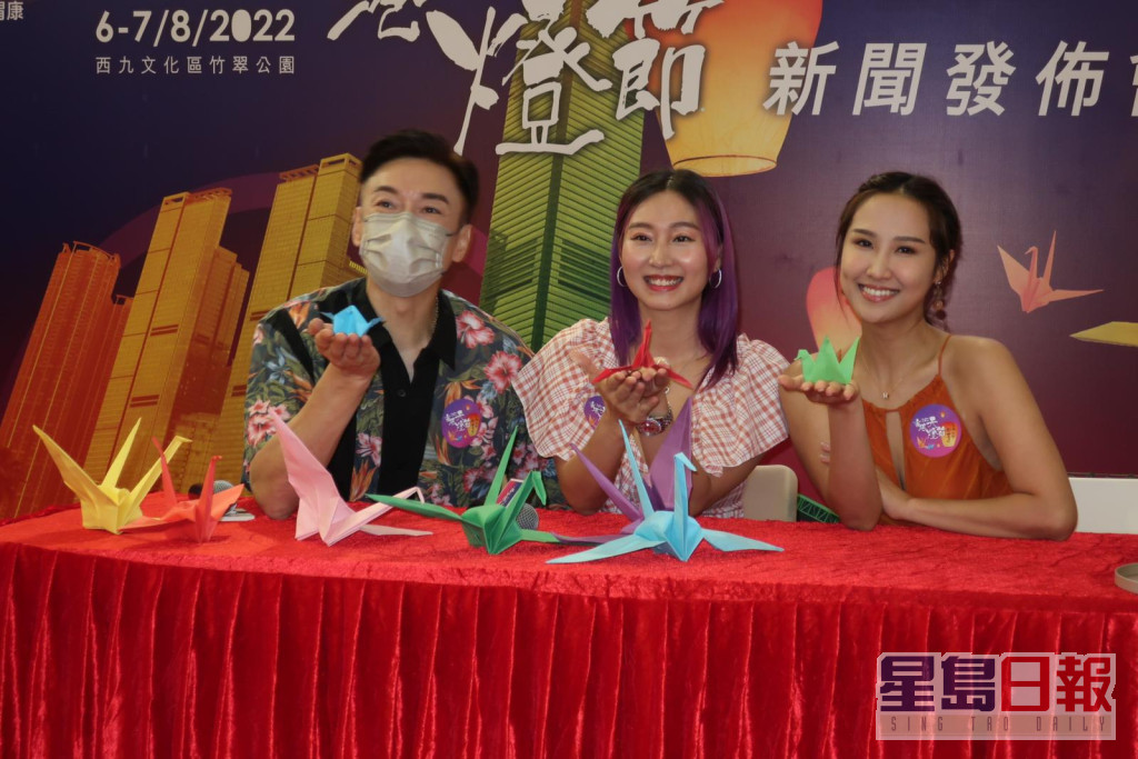 胡渭康、莊韻澄同林寶玉一齊出席「香港天燈節」活動。
