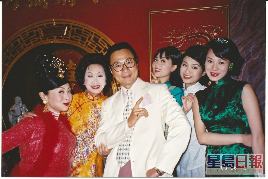 白茵（左二）曾拍TVB剧《非常外父》。