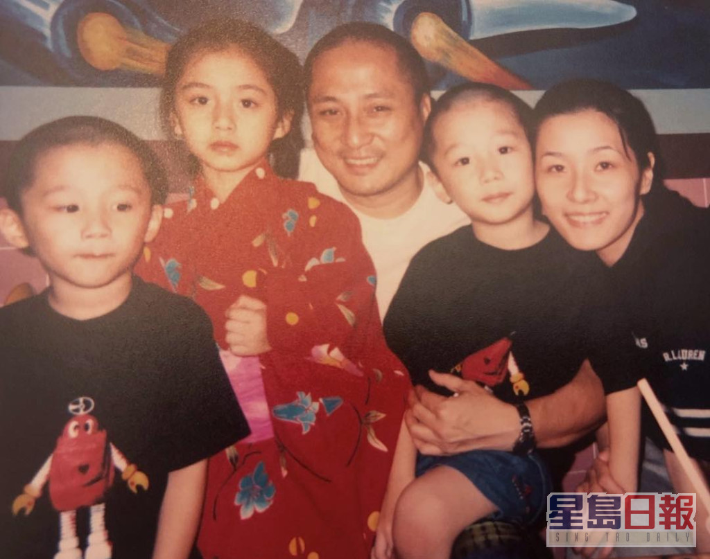湯鎮業1993年與姜坤結婚，同年誕下大女湯愛嘉。