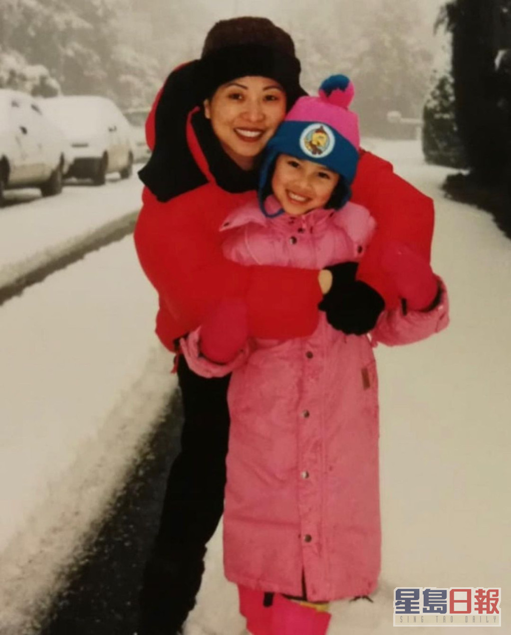 陈凯琳日前分享小时候与妈妈的合照。
