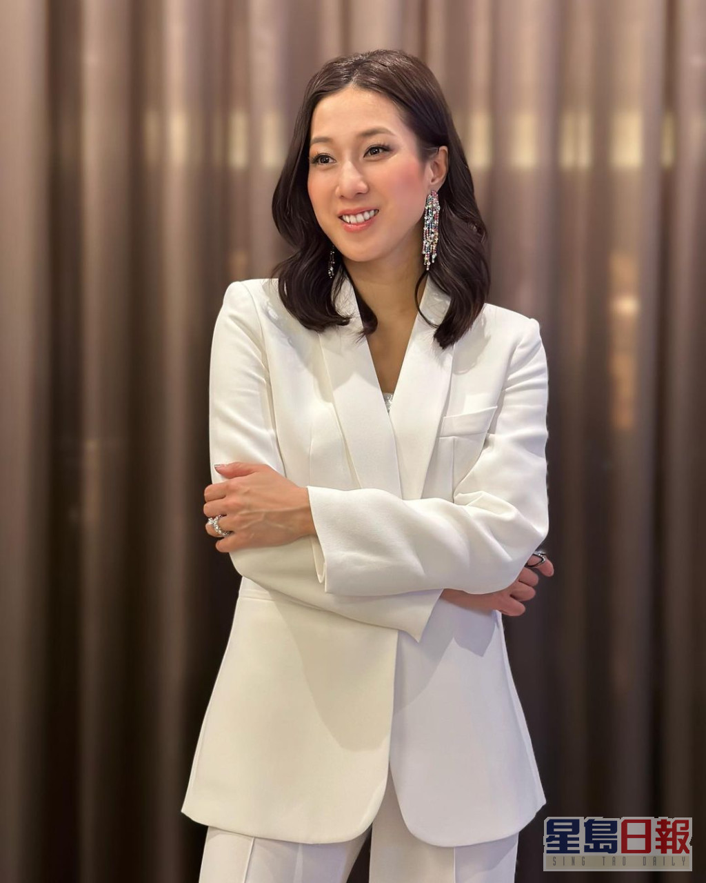 锺嘉欣今日在IG贴出登台的照片，换上白色西装的她转行知性路线。