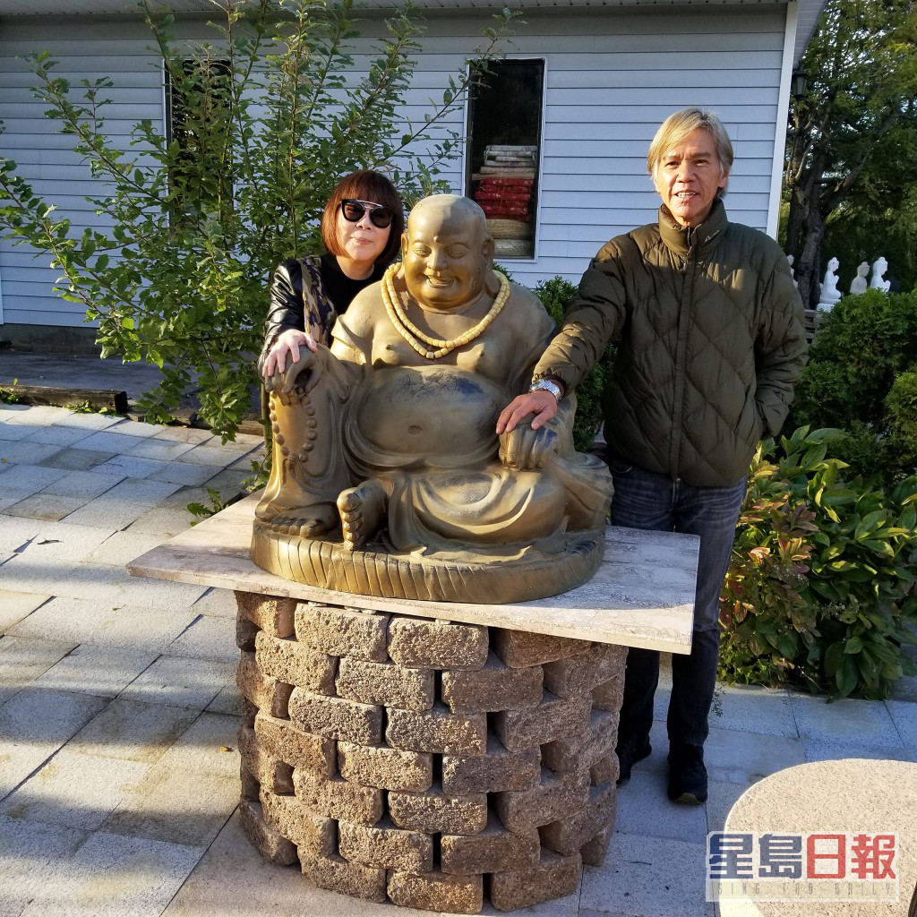 林嘉华夫妇参观禅院。