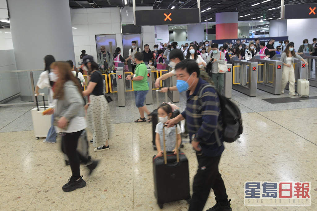 高鐵西九龍站有大批旅客入境。梁譽東攝