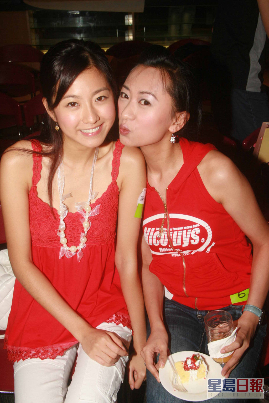 陈自瑶（左）于2004年加入TVB，曾演出演出过《同事三分亲》、《宫心计》等多部剧集。