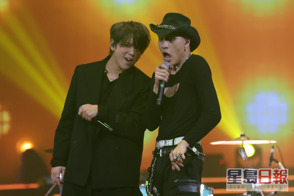 姜涛与台湾歌手黄宣合作表演。