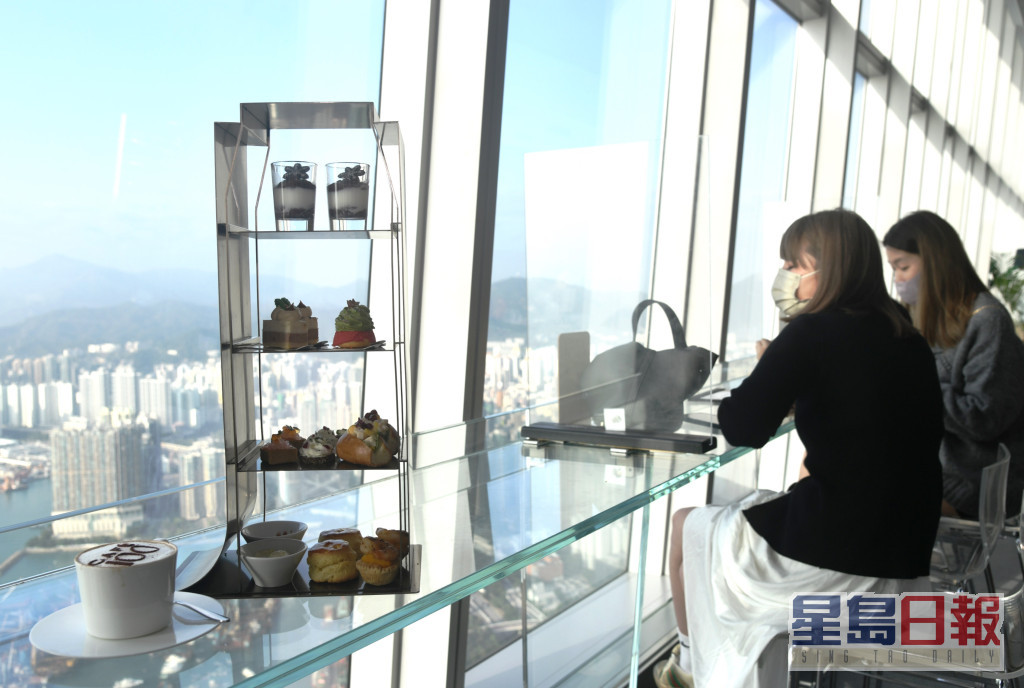 游客可一边欣赏维港美景、一边用餐。