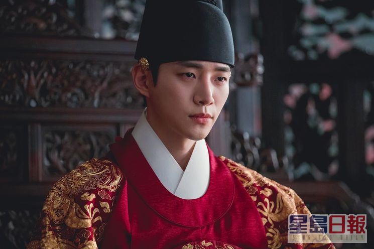 李俊昊的最新公開的劇照穿上龍袍，估計今晚會成功登上王位。