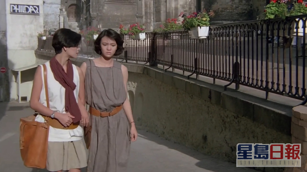 1982年郑裕玲与周润发合作《花城》，翌年获得金像奖最佳新演员。