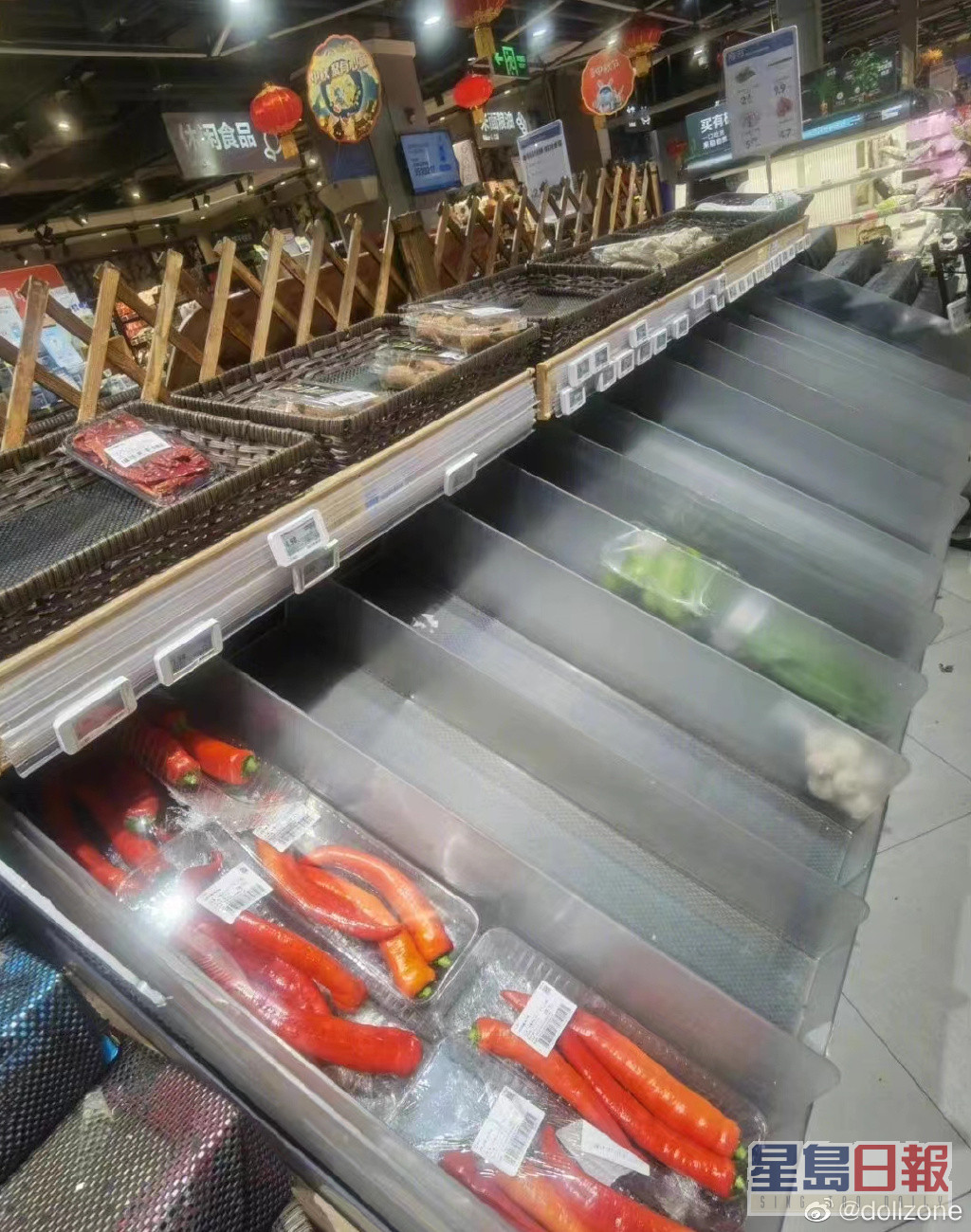 超市货物几被扫光。网图