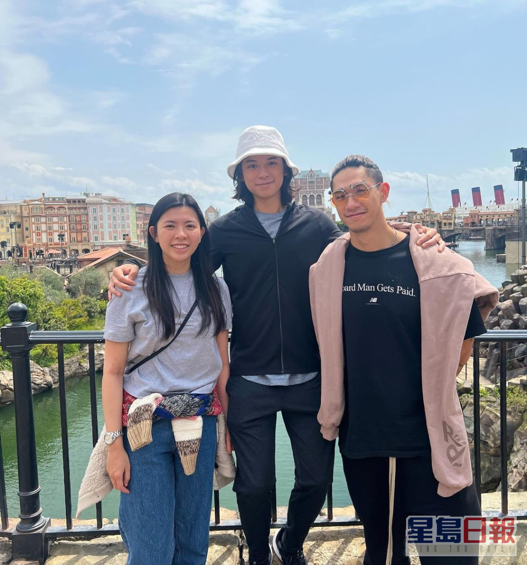 三兄妹最近与妈妈吴婉芳同游东京于迪士尼合照。