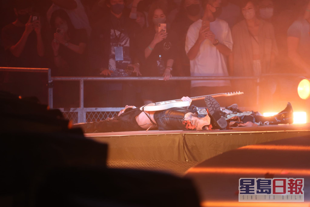 周国贤开心到整个人躺在红馆舞台。