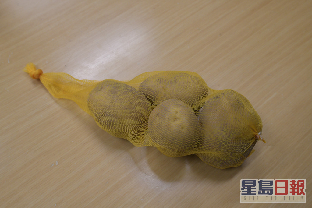 陆嘉健表示网袋装薯仔属于完整包装，不获免费胶袋。陈浩元摄