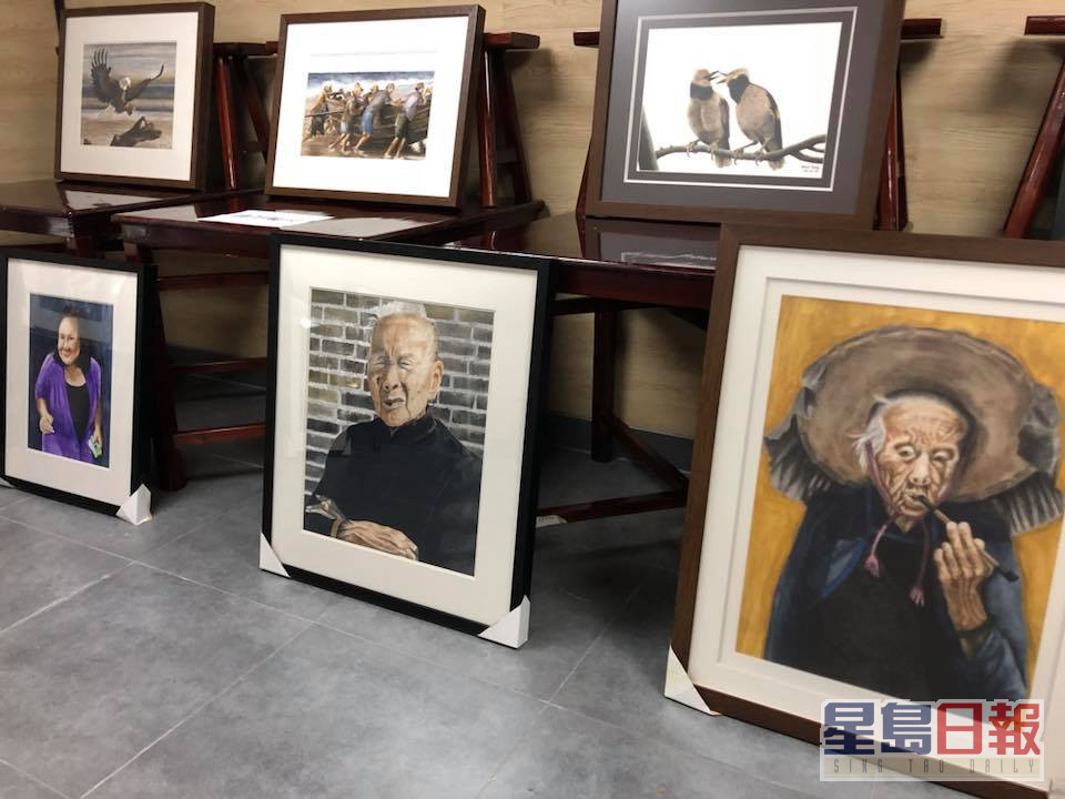 鄧錦群至今已畫了超過100幅畫。