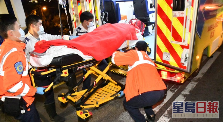 伤者由救护车送院治理。