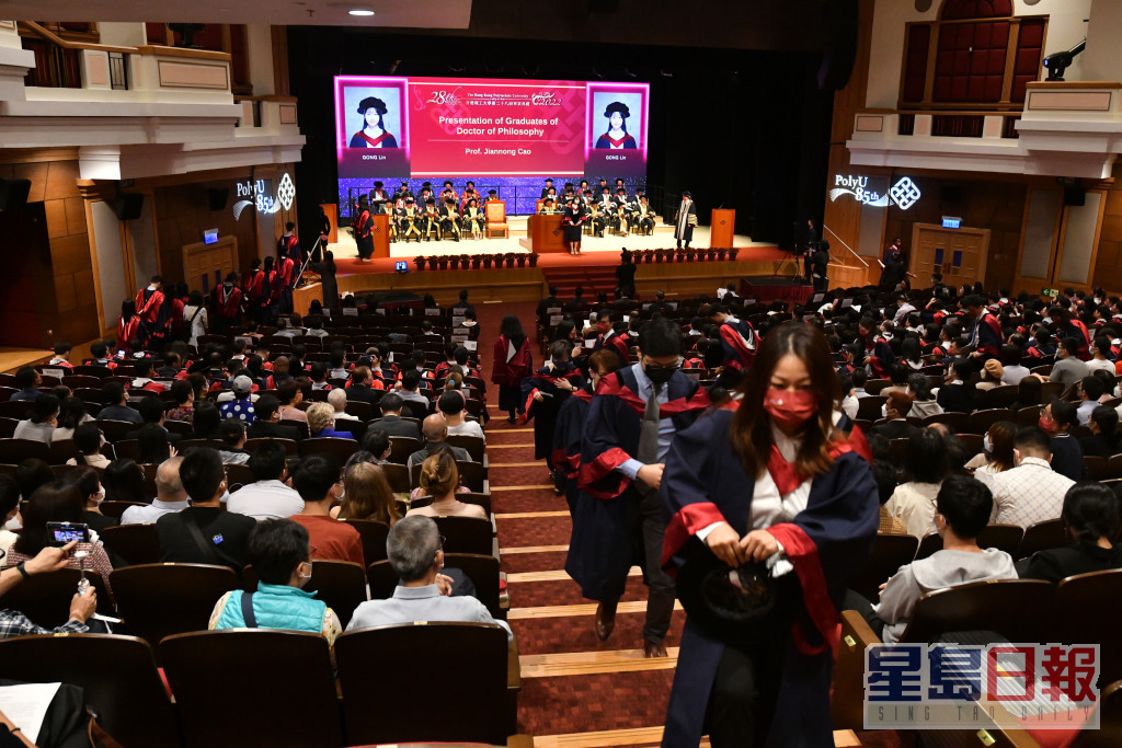 香港理工大学举行第28届毕业典礼。卢江球摄