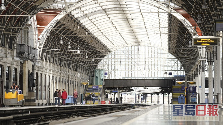 英國鐵路工人持續罷工，車站月台沒有列車載客。AP圖片